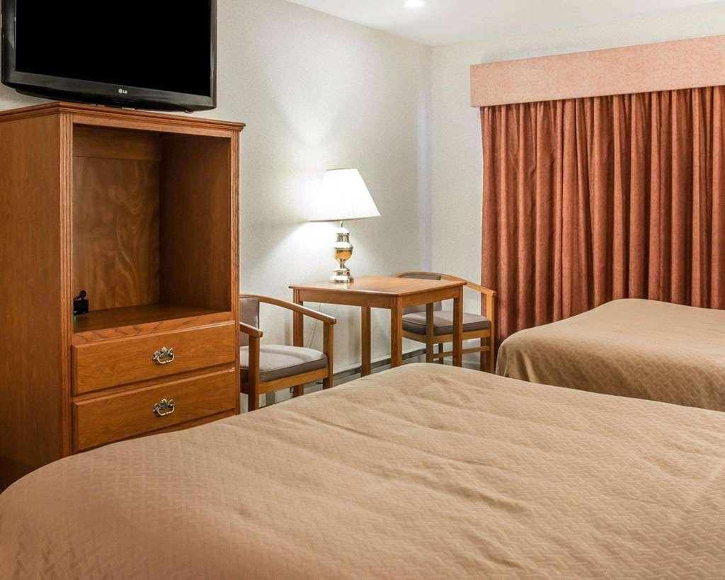 Quality Inn & Suites Mackinaw City Beachfront Kamer foto
