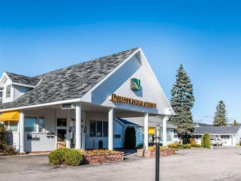 Quality Inn & Suites Mackinaw City Beachfront Buitenkant foto