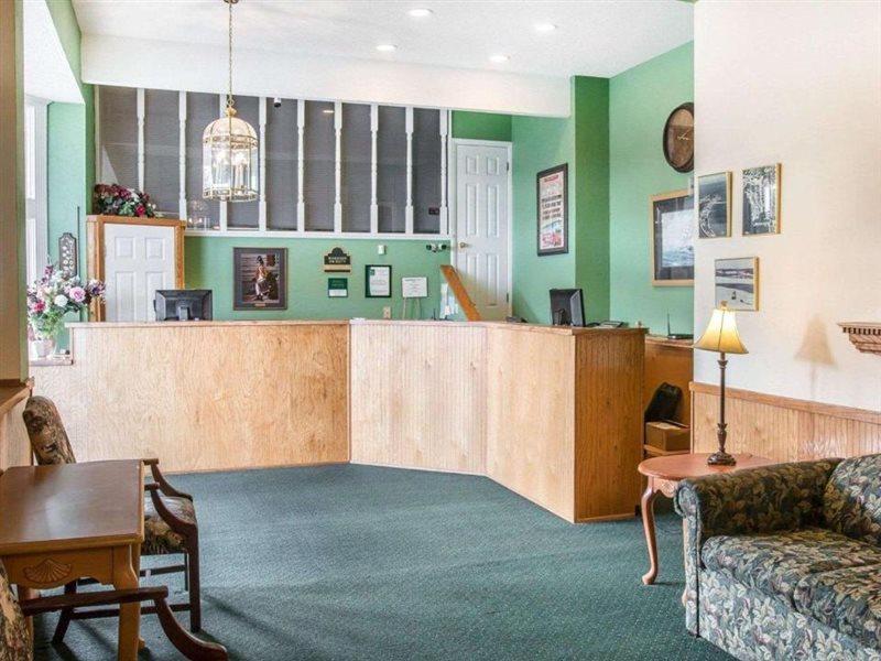 Quality Inn & Suites Mackinaw City Beachfront Buitenkant foto