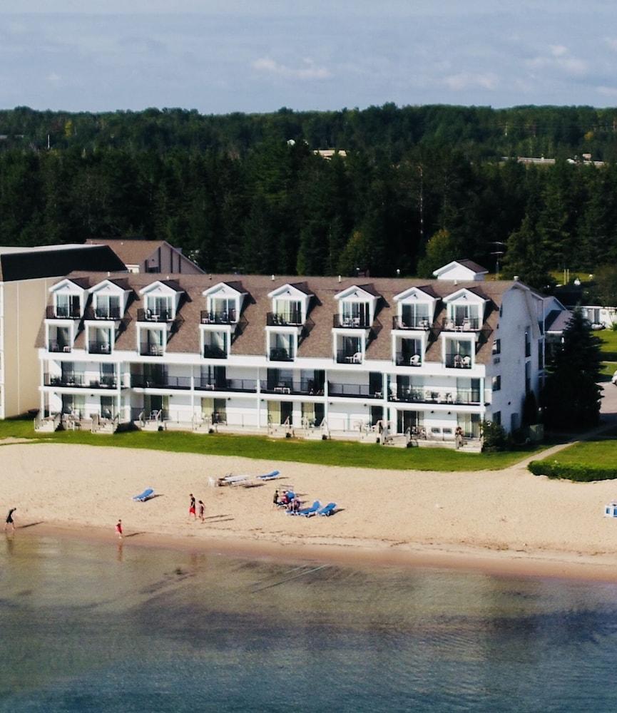 Quality Inn & Suites Mackinaw City Beachfront Buitenkant foto