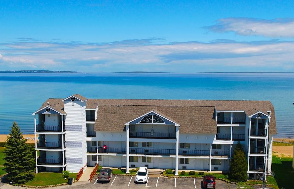 Quality Inn & Suites Mackinaw City Beachfront Buitenkant foto