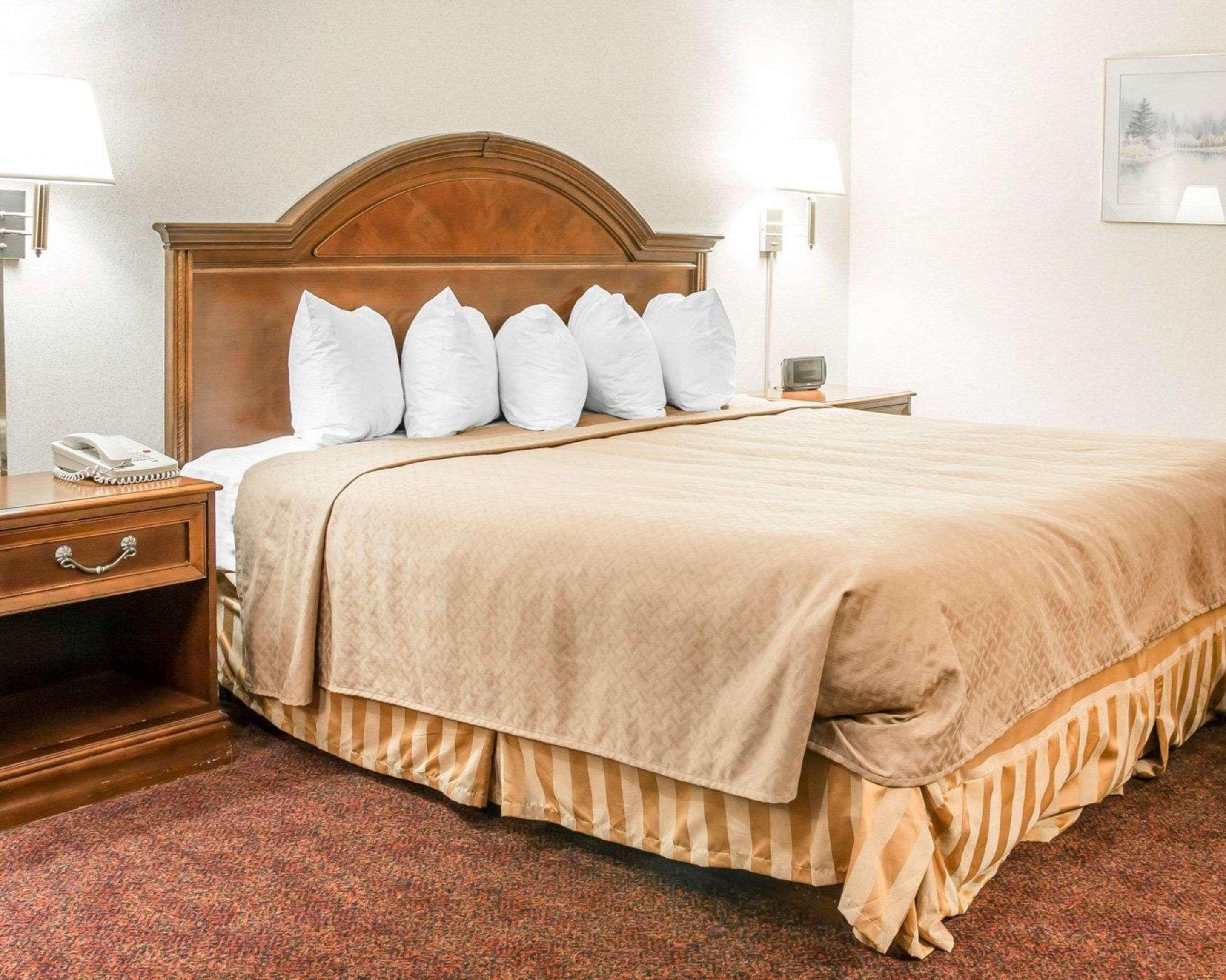 Quality Inn & Suites Mackinaw City Beachfront Buitenkant foto