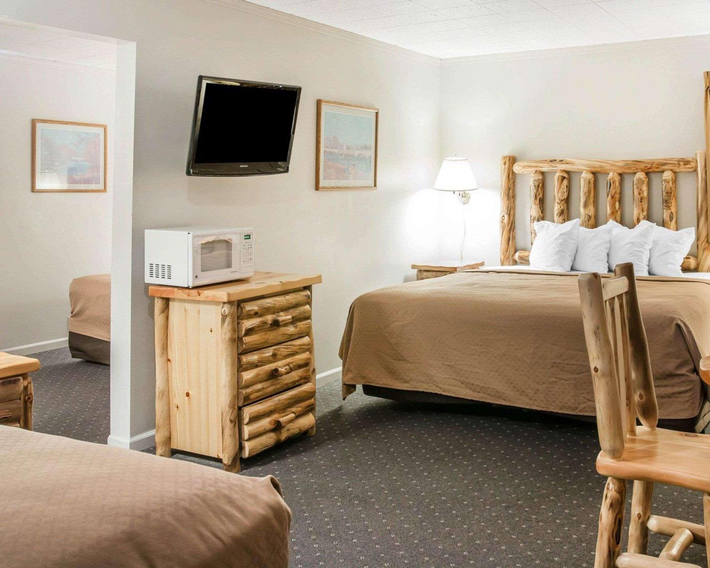 Quality Inn & Suites Mackinaw City Beachfront Buitenkant foto