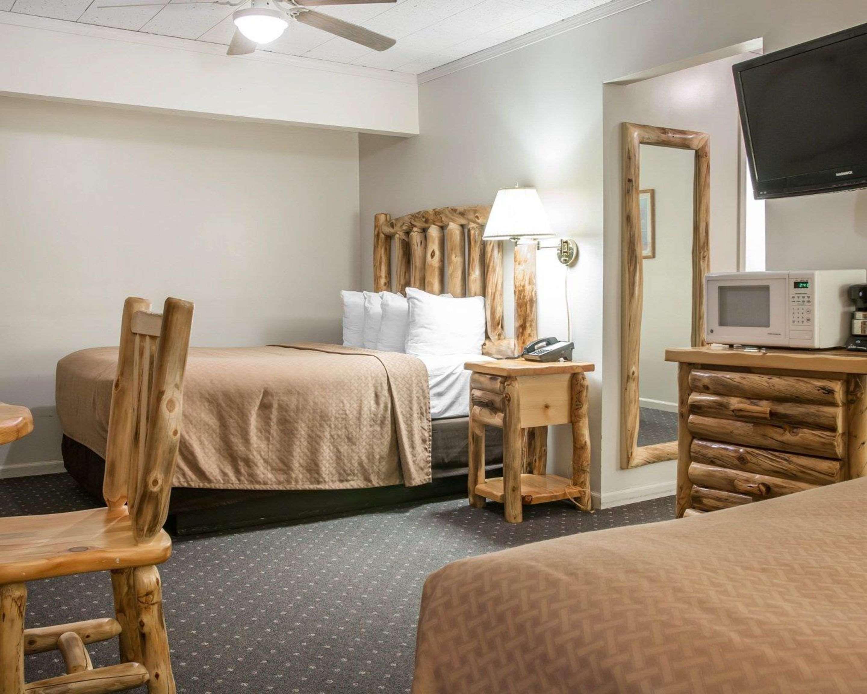 Quality Inn & Suites Mackinaw City Beachfront Buitenkant foto