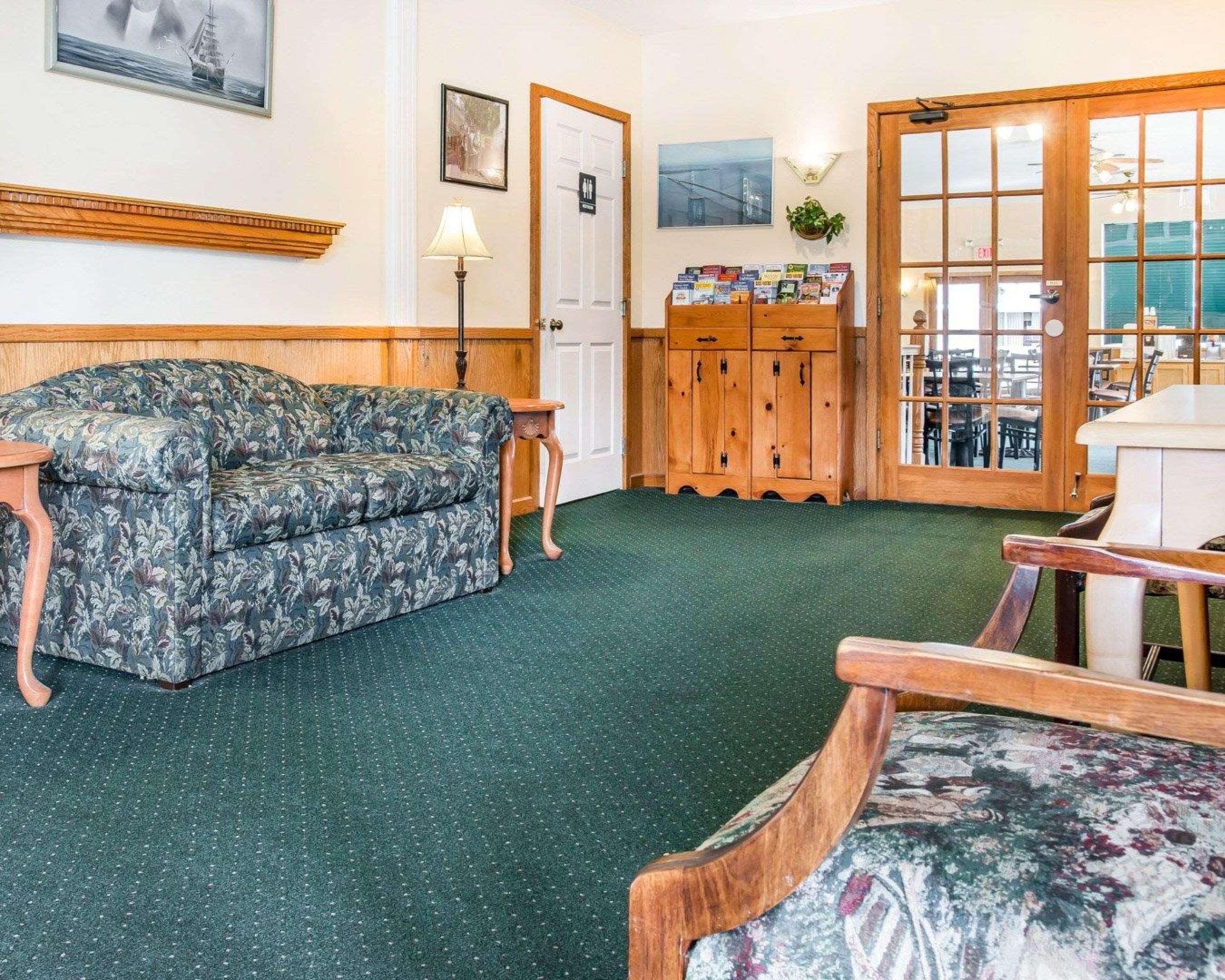 Quality Inn & Suites Mackinaw City Beachfront Buitenkant foto