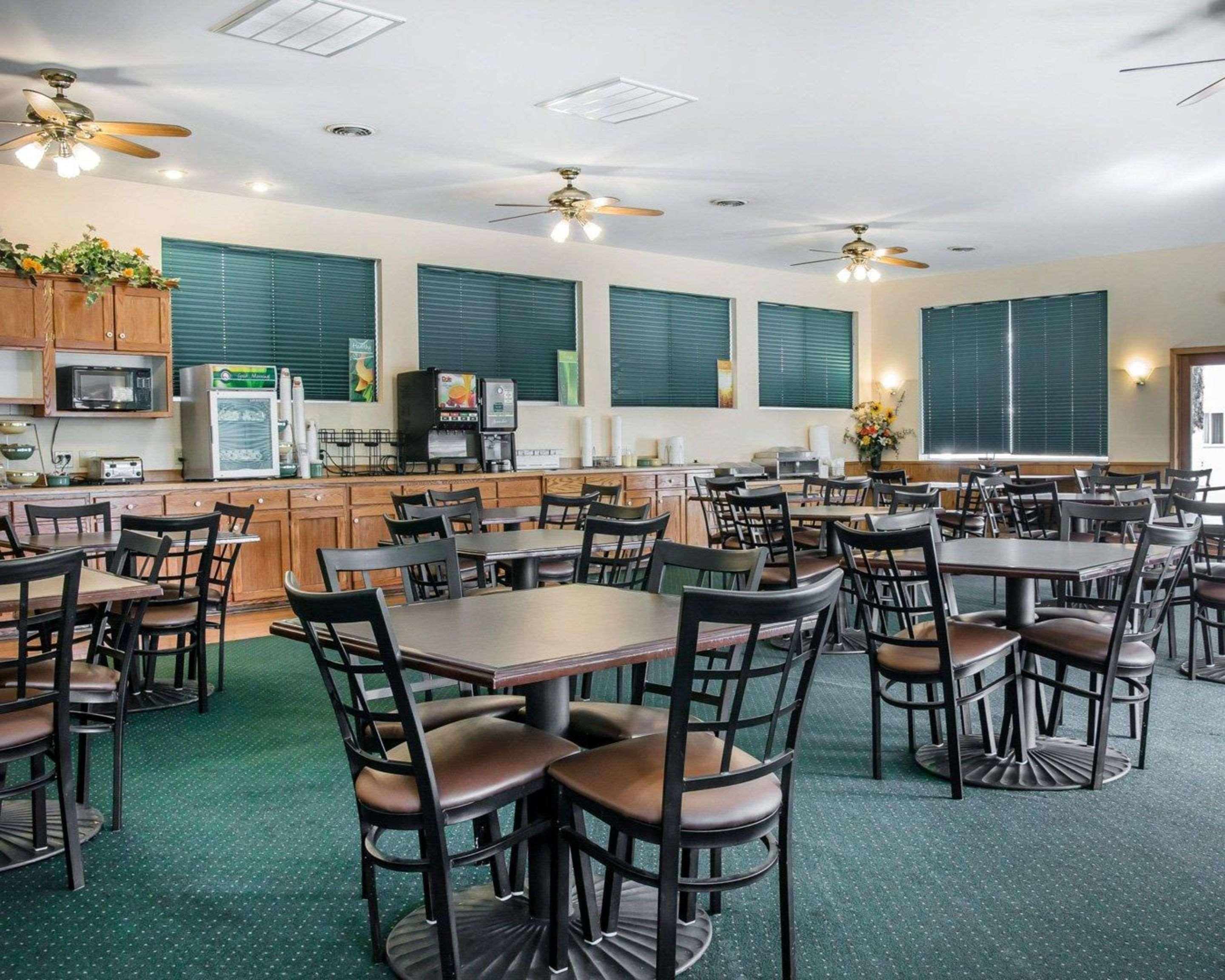 Quality Inn & Suites Mackinaw City Beachfront Buitenkant foto