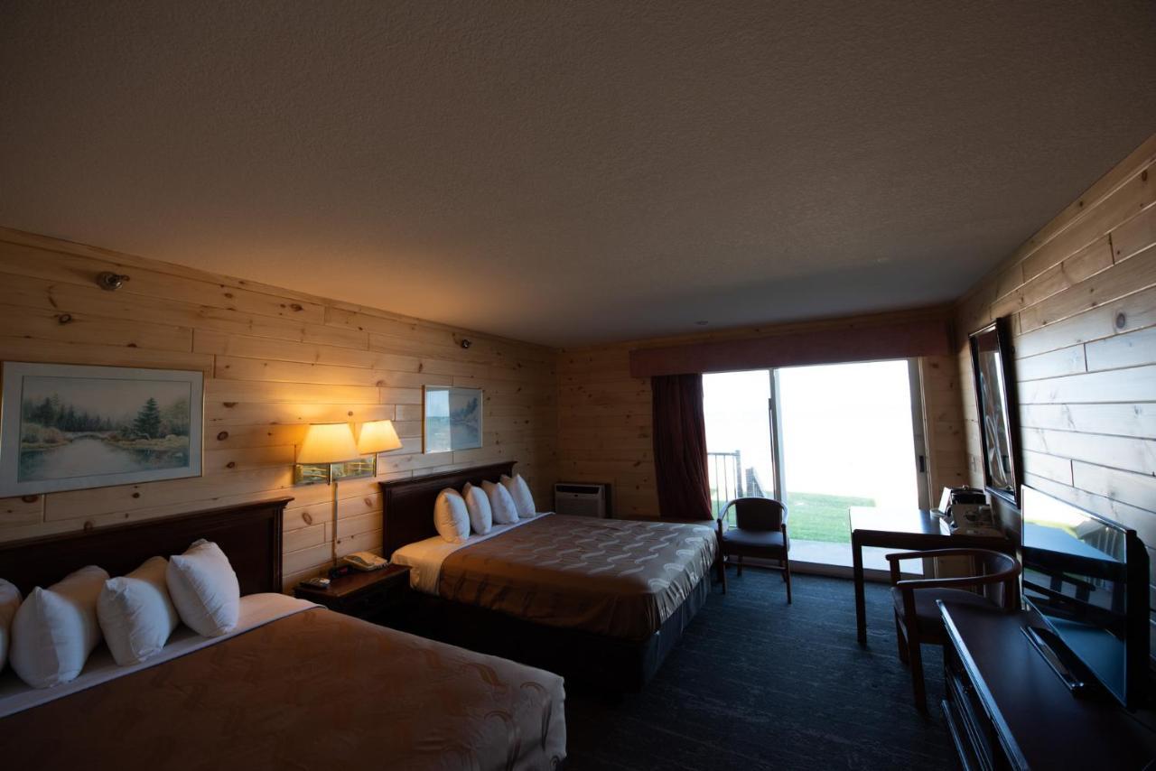 Quality Inn & Suites Mackinaw City Beachfront Buitenkant foto