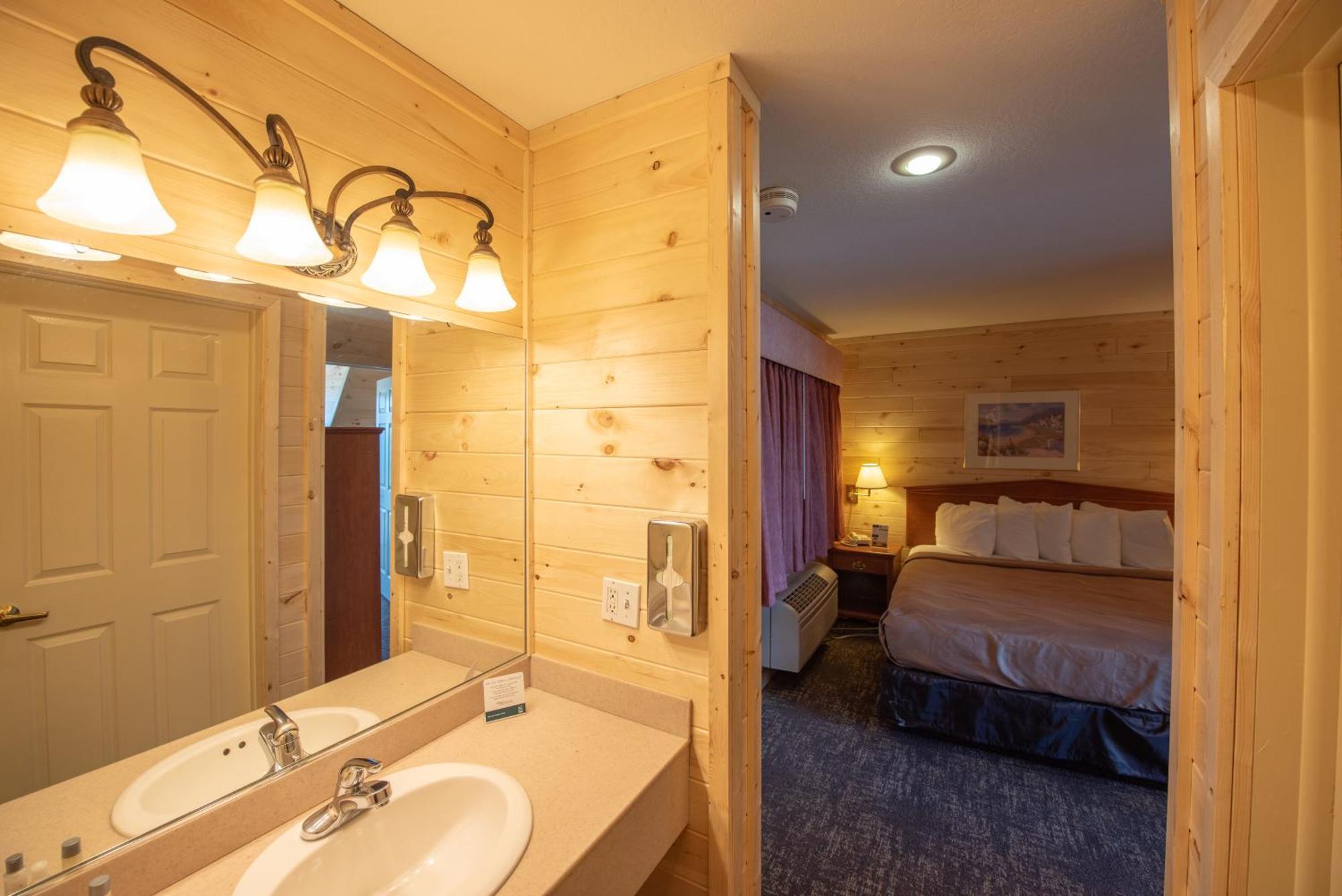 Quality Inn & Suites Mackinaw City Beachfront Buitenkant foto