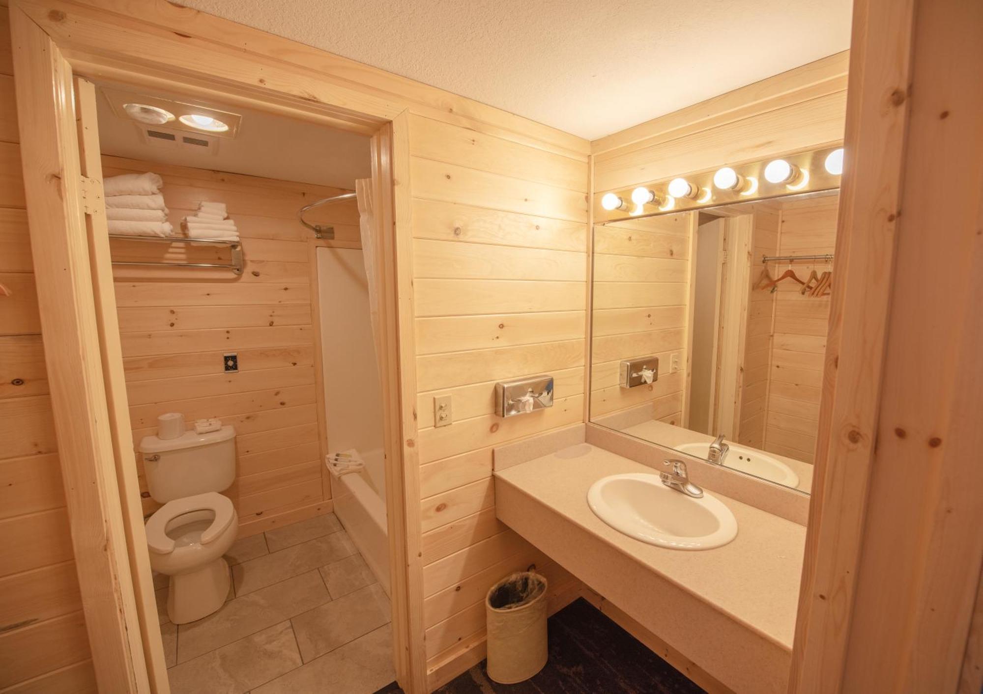 Quality Inn & Suites Mackinaw City Beachfront Buitenkant foto