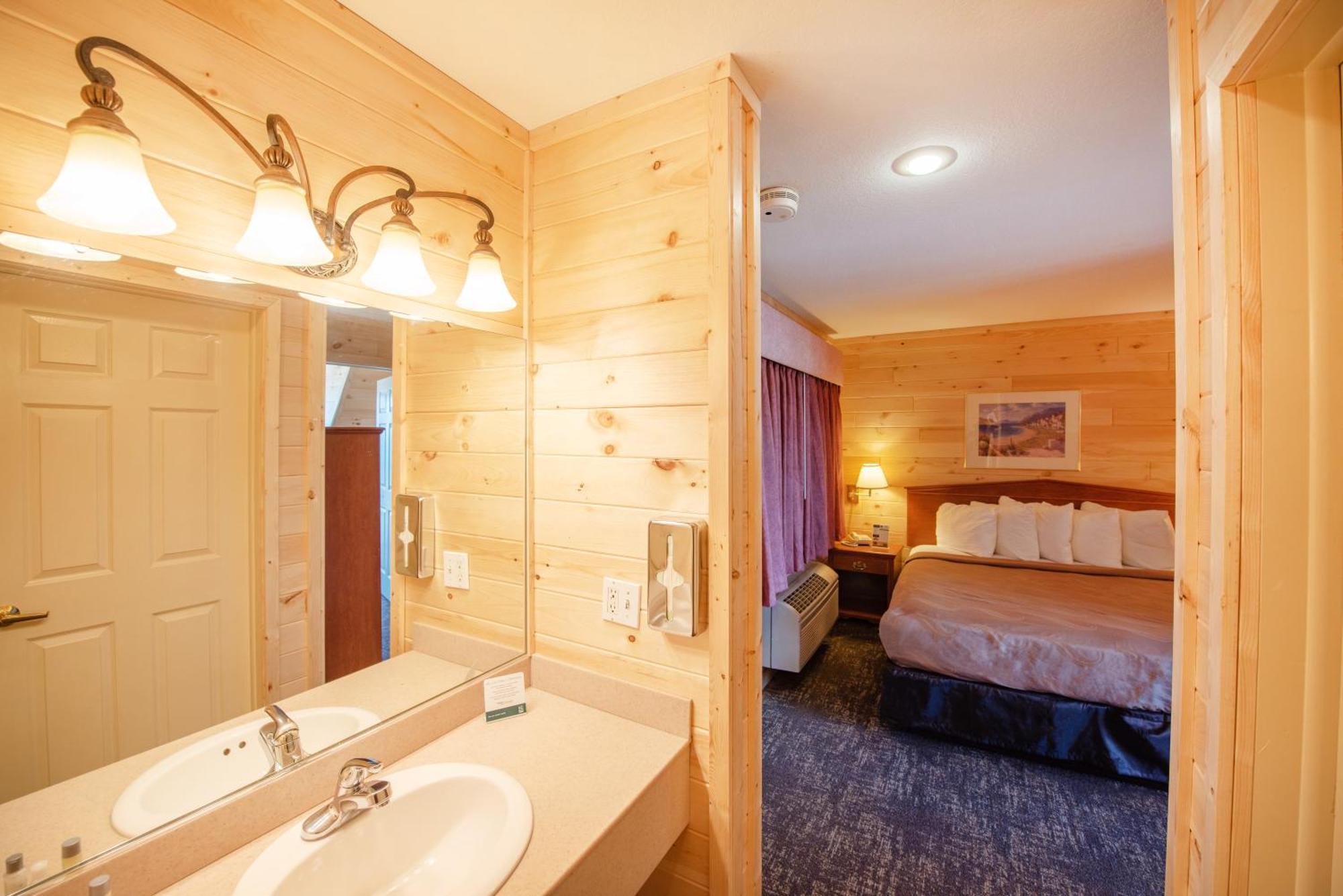 Quality Inn & Suites Mackinaw City Beachfront Buitenkant foto