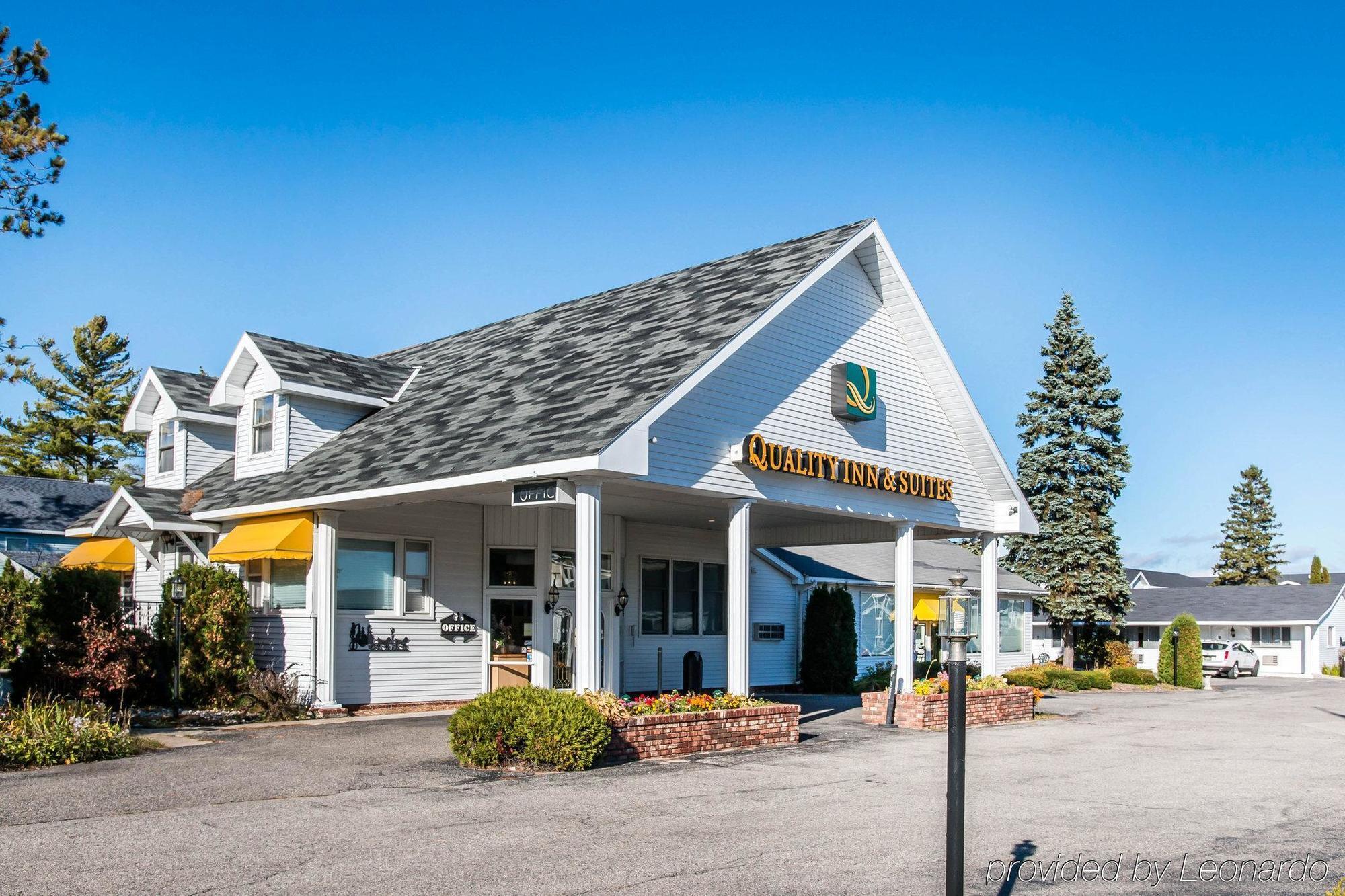 Quality Inn & Suites Mackinaw City Beachfront Buitenkant foto