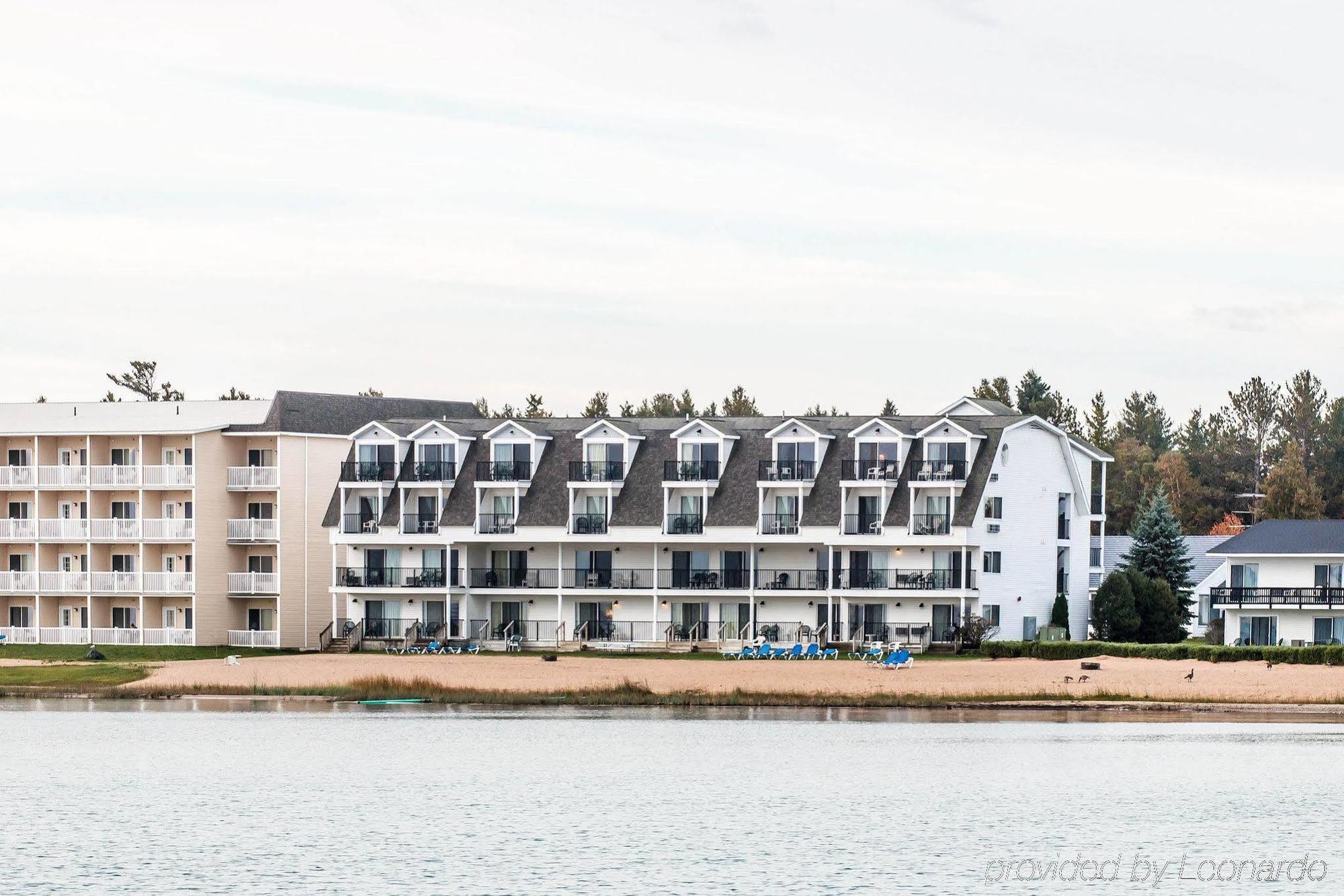 Quality Inn & Suites Mackinaw City Beachfront Buitenkant foto