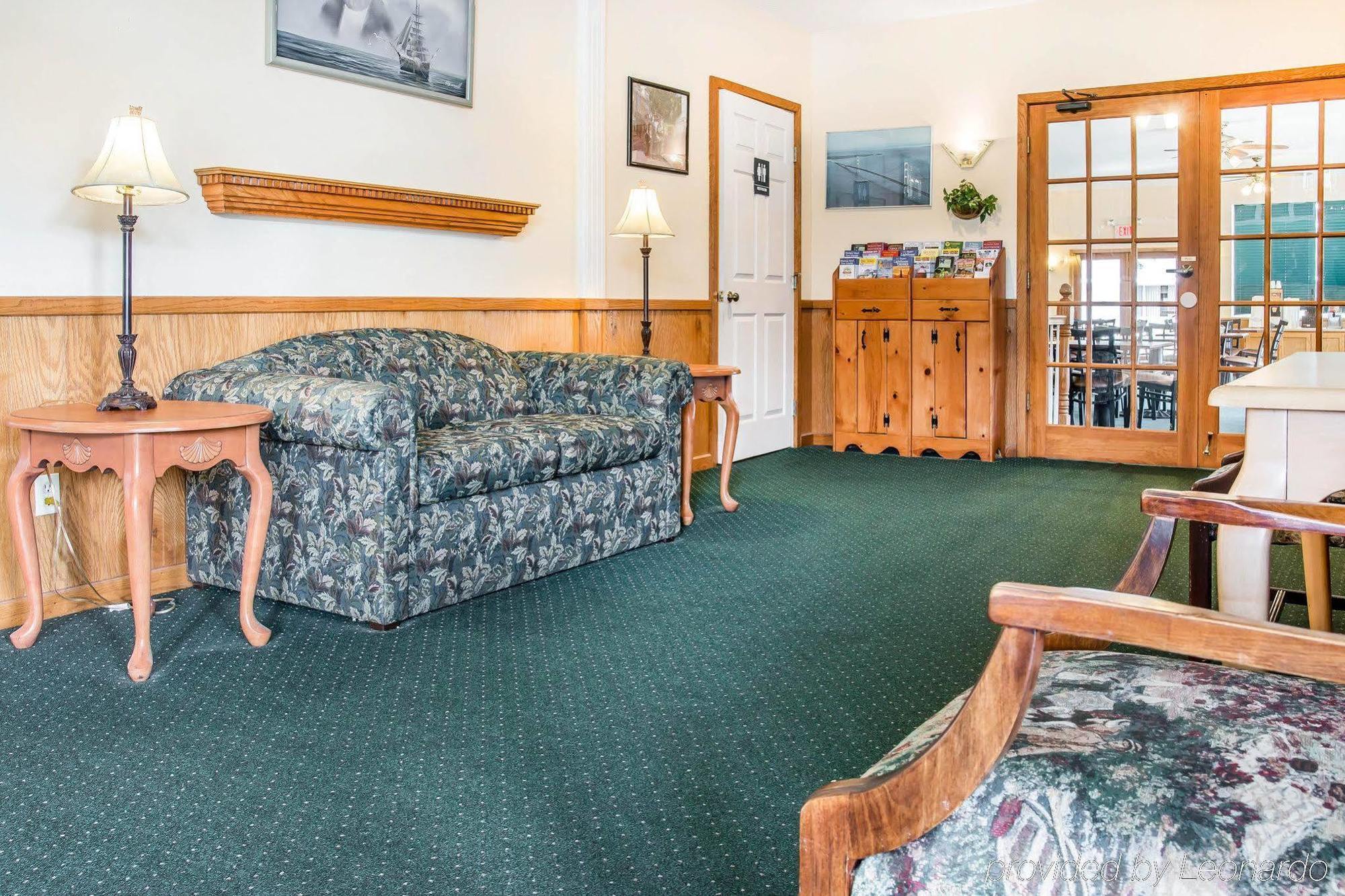 Quality Inn & Suites Mackinaw City Beachfront Buitenkant foto