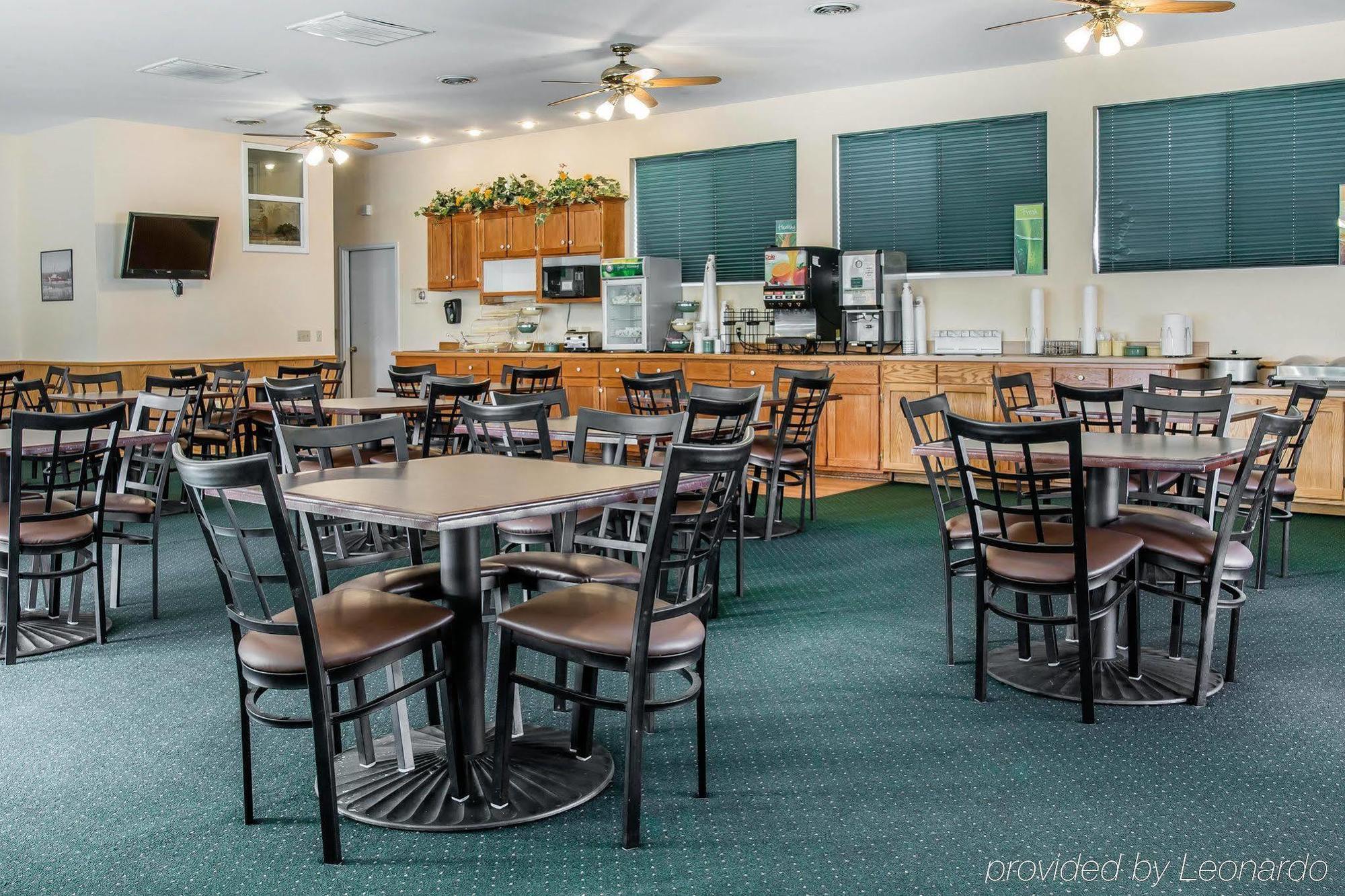 Quality Inn & Suites Mackinaw City Beachfront Buitenkant foto