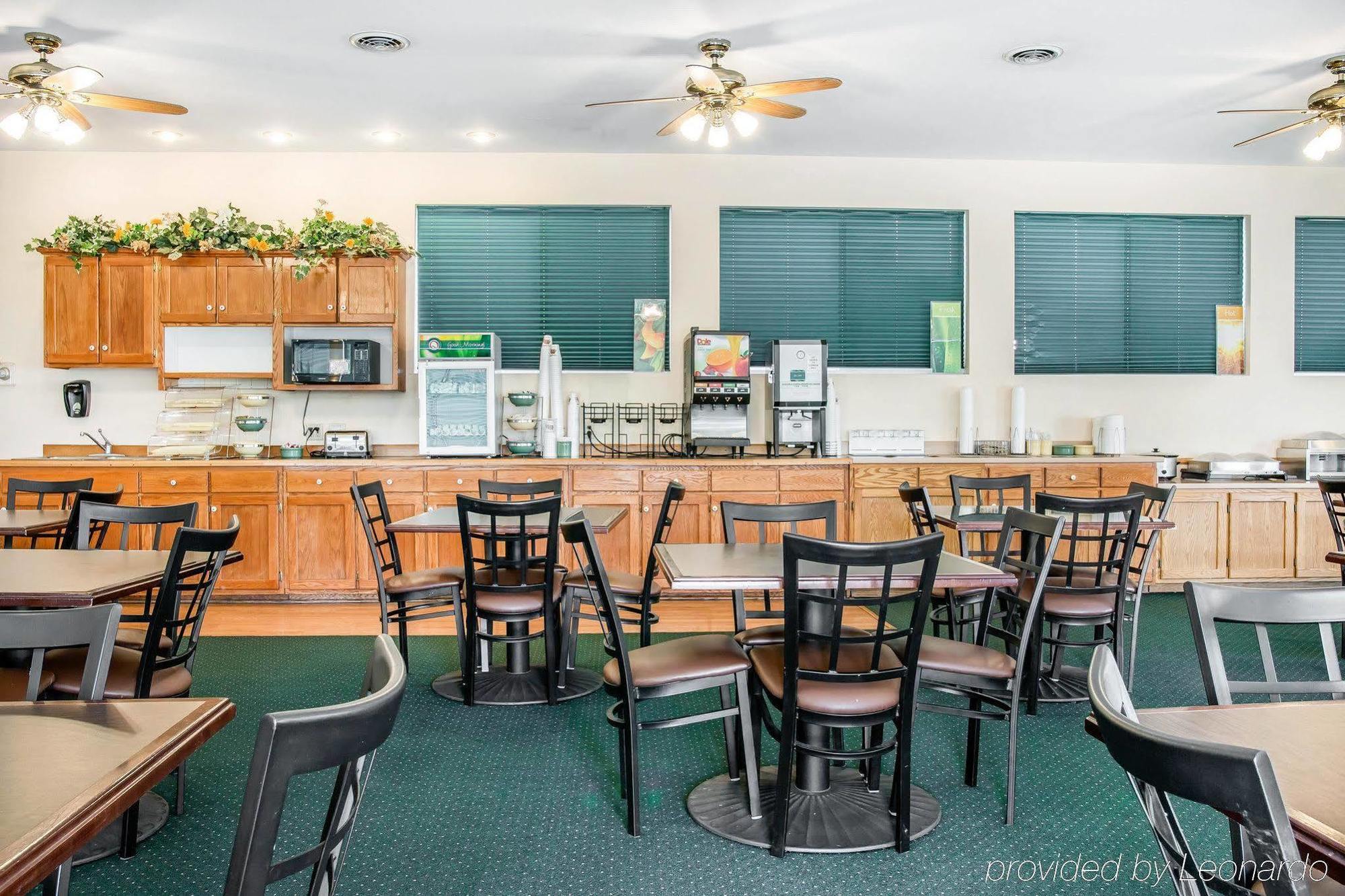 Quality Inn & Suites Mackinaw City Beachfront Buitenkant foto
