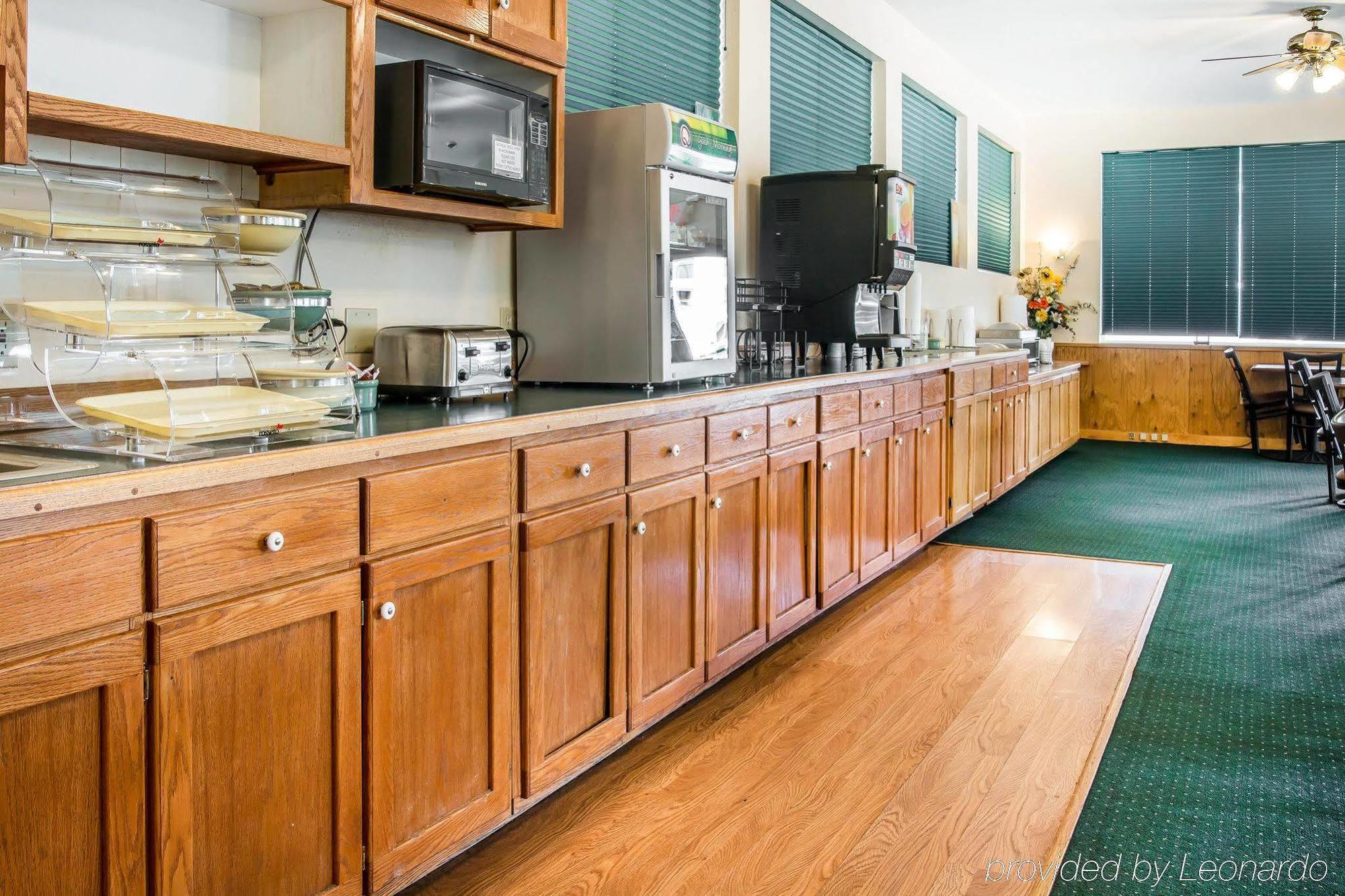 Quality Inn & Suites Mackinaw City Beachfront Buitenkant foto
