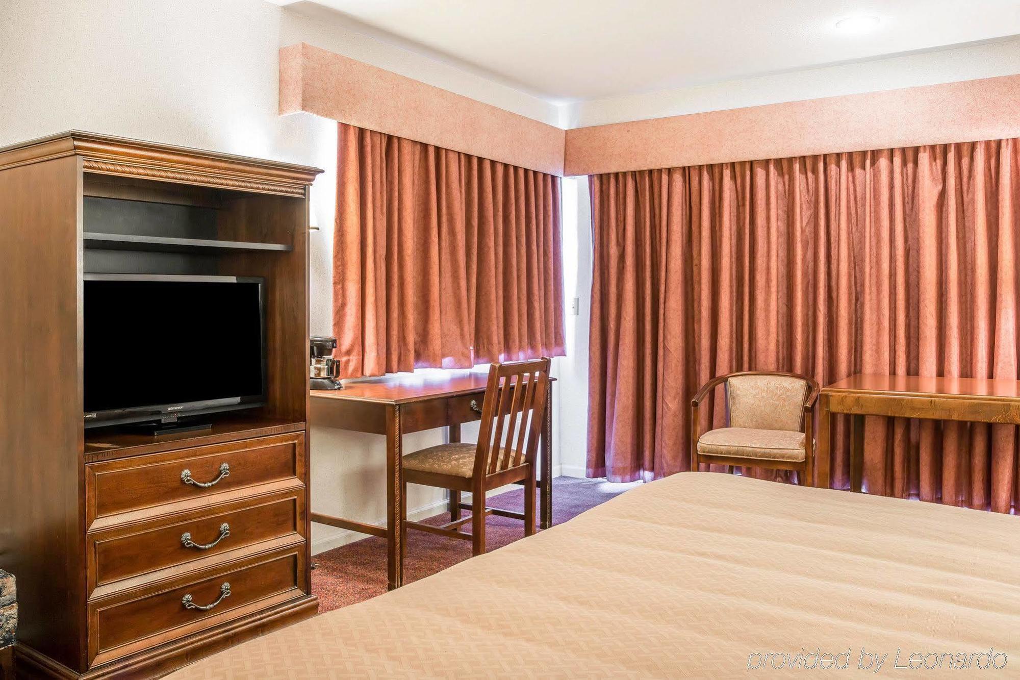 Quality Inn & Suites Mackinaw City Beachfront Buitenkant foto