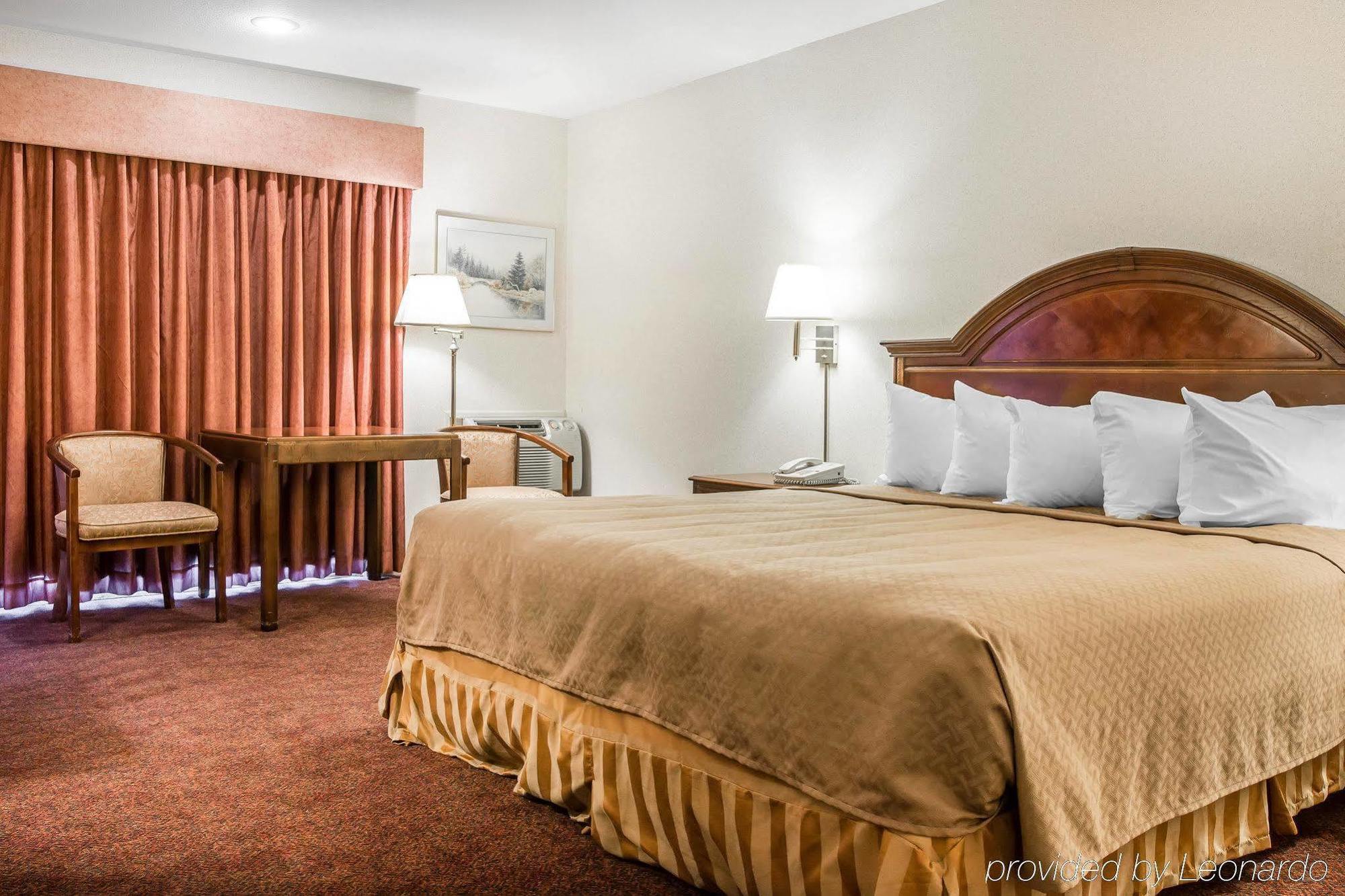 Quality Inn & Suites Mackinaw City Beachfront Buitenkant foto