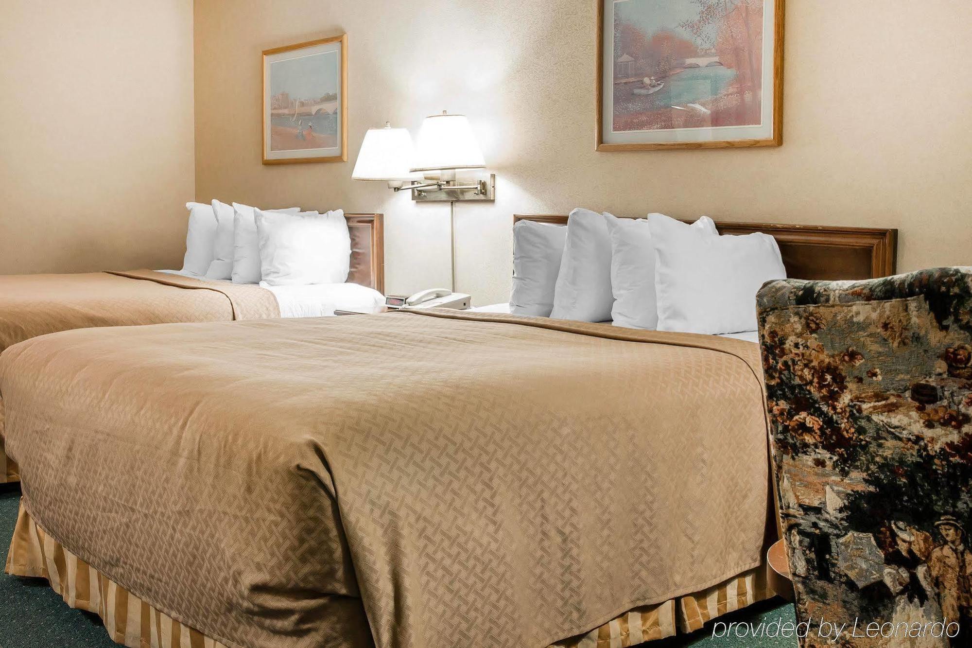 Quality Inn & Suites Mackinaw City Beachfront Buitenkant foto