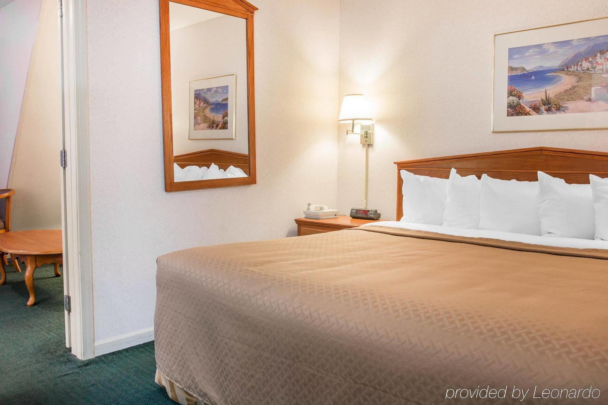 Quality Inn & Suites Mackinaw City Beachfront Buitenkant foto