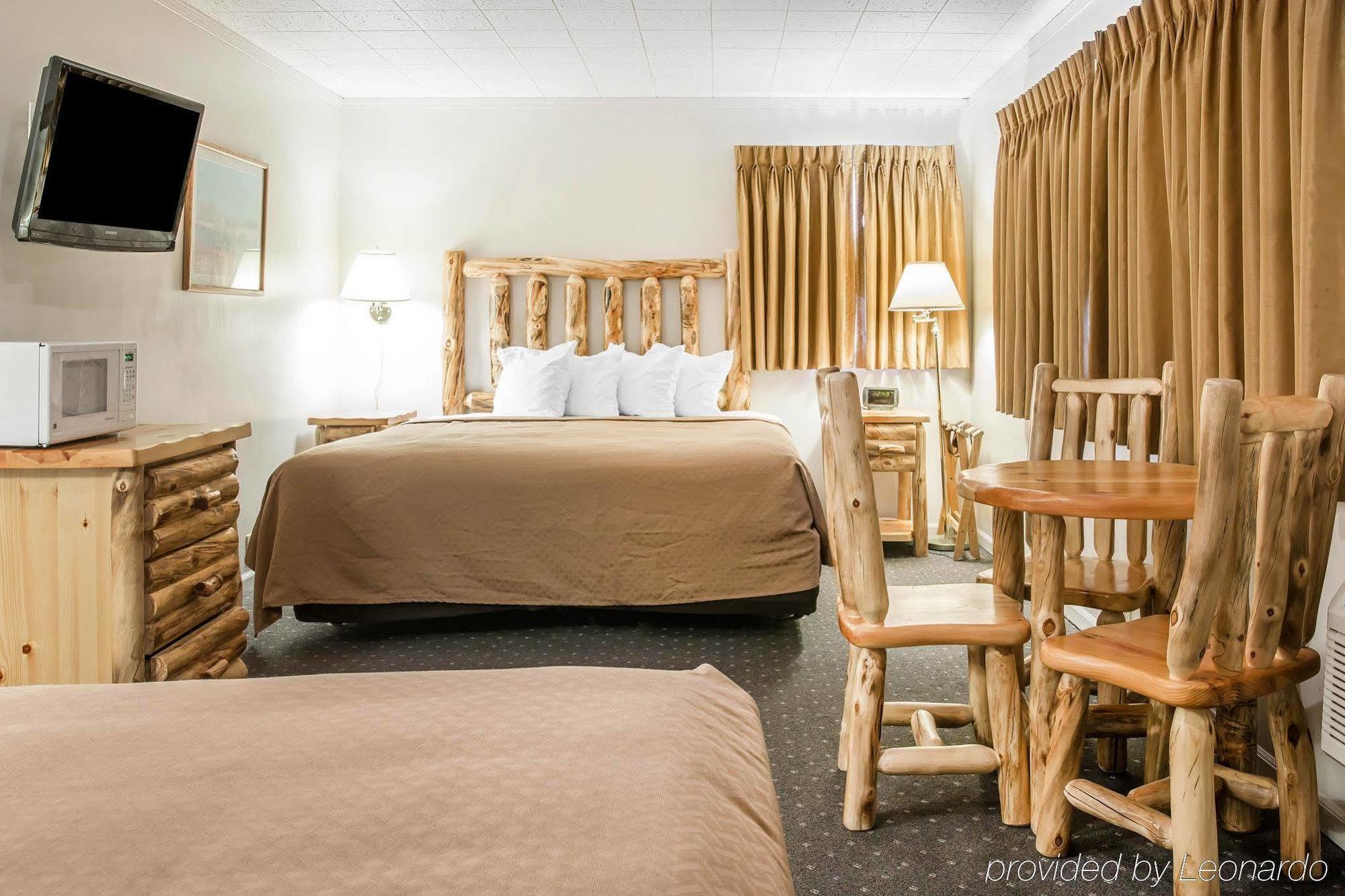 Quality Inn & Suites Mackinaw City Beachfront Buitenkant foto