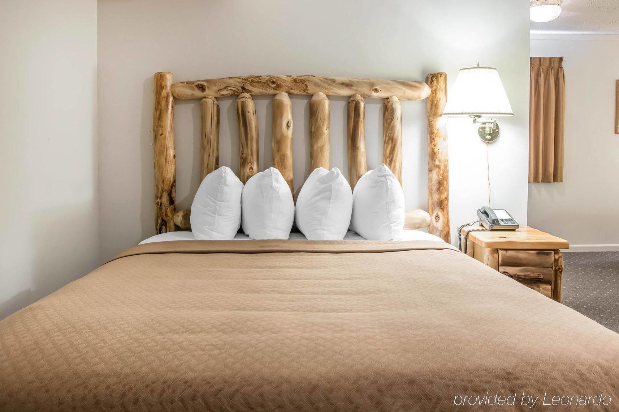 Quality Inn & Suites Mackinaw City Beachfront Buitenkant foto