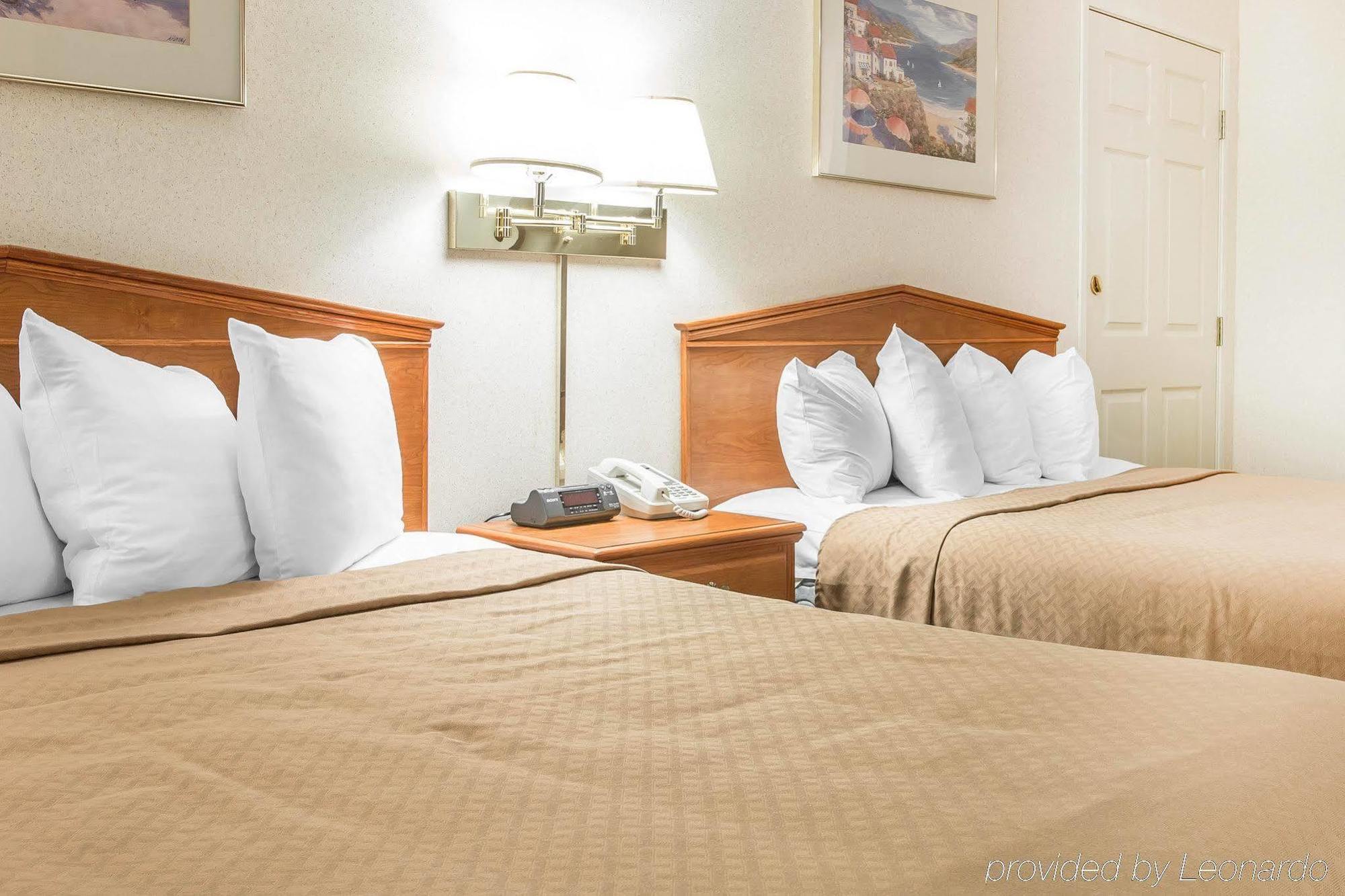 Quality Inn & Suites Mackinaw City Beachfront Buitenkant foto