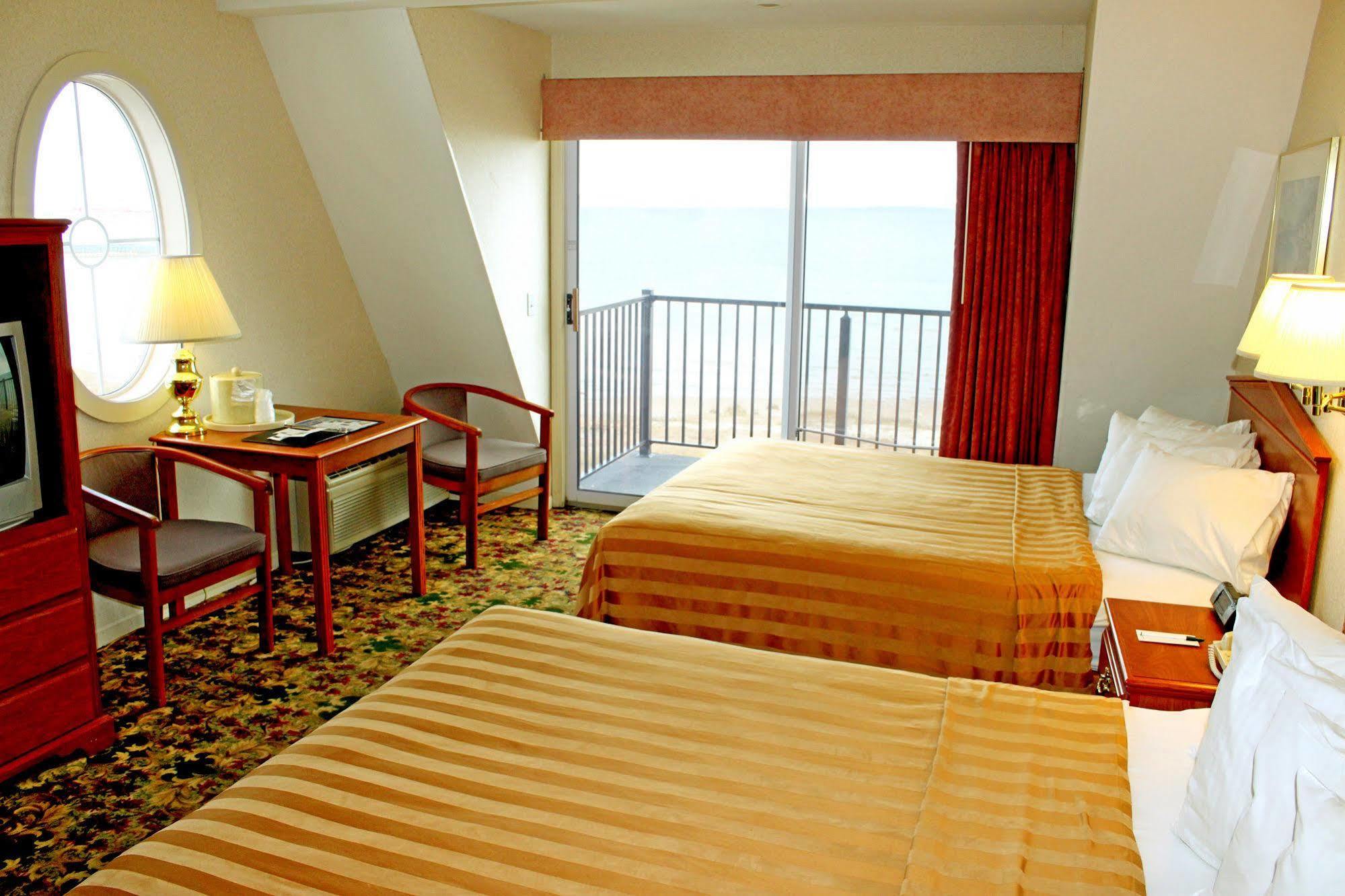 Quality Inn & Suites Mackinaw City Beachfront Buitenkant foto