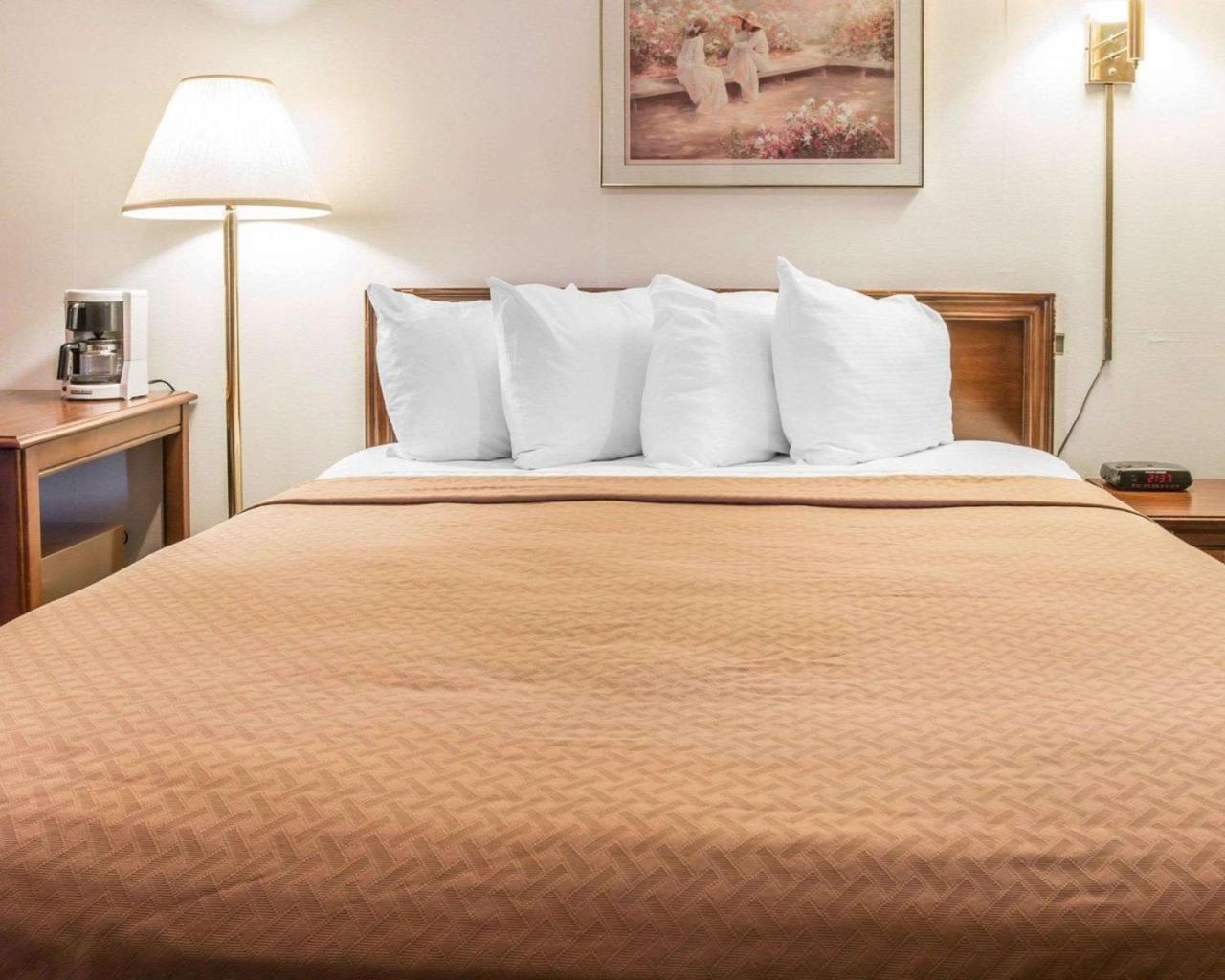 Quality Inn & Suites Mackinaw City Beachfront Buitenkant foto
