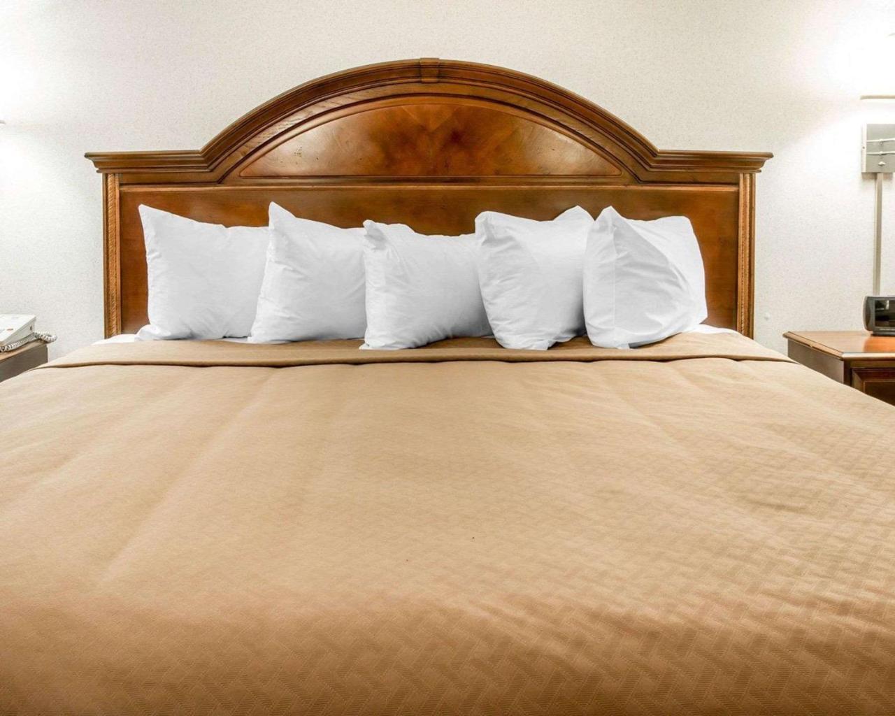 Quality Inn & Suites Mackinaw City Beachfront Buitenkant foto